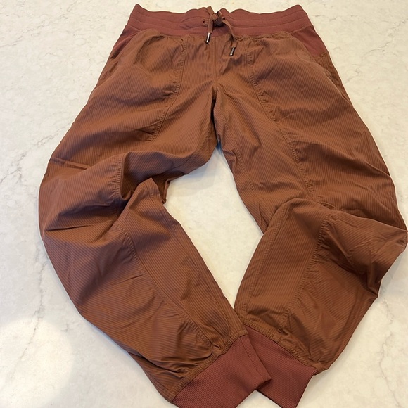 Lululemon Dance Studio Mid-Rise Jogger
Roasted Brown Size 8 - Picture 3 of 11